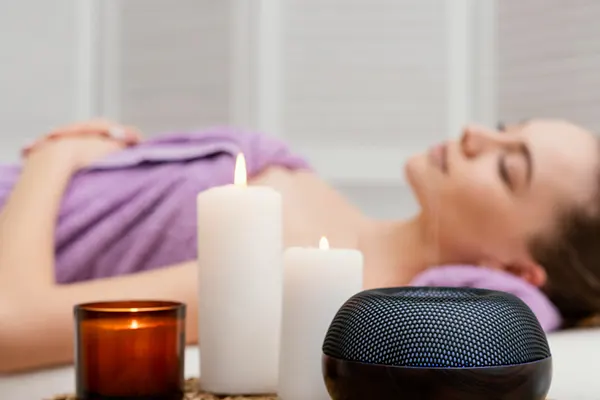 La música relajante para masajes tiene el poder de transformar una sesión común en una experiencia profundamente terapéutica. Cada nota, ritmo y frecuencia influye directamente en tu mente y cuerpo...