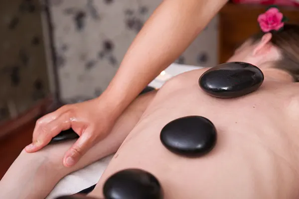 Los beneficios de masajes con piedras volcánicas se han vuelto una alternativa ideal para quienes buscan relajación profunda, alivio muscular y bienestar integral. En este artículo de Luxury Black Spa...